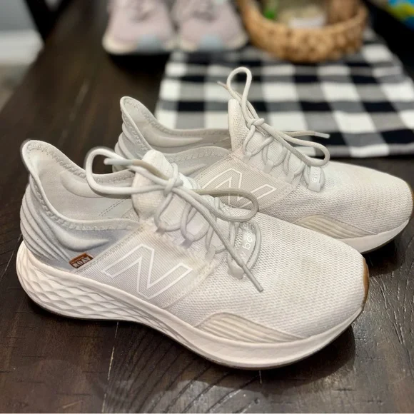 New Balance Women's ROAV athletic shoes - Picture 2 of 5